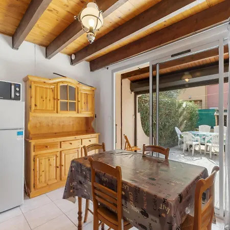 Будинок відпочинку 2 Bedroom House For 6 Агд